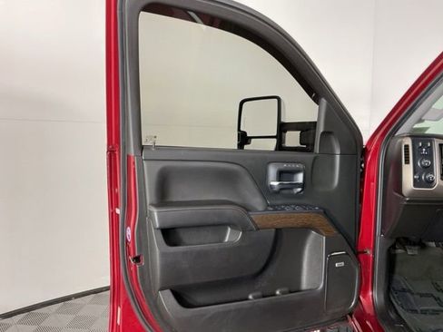 Used 2018 GMC Sierra 2500 Denali w/ Duramax Plus Package AWD/4WD image 11