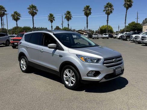 Used 2018 Ford Escape SE FWD image 2