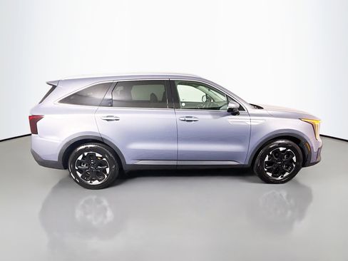 Used 2024 Kia Sorento S image 11
