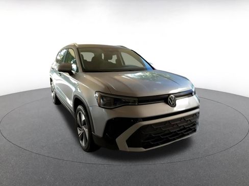 Used 2025 Volkswagen Taos SE image 4