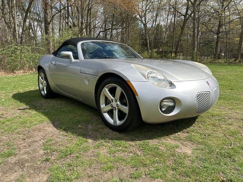Used 2007 Pontiac Solstice Convertible w/ Premium Package image 3