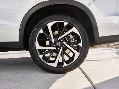 Used 2023 Mitsubishi Outlander SE image 8