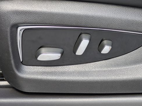 Used 2018 Cadillac Escalade 2WD image 19