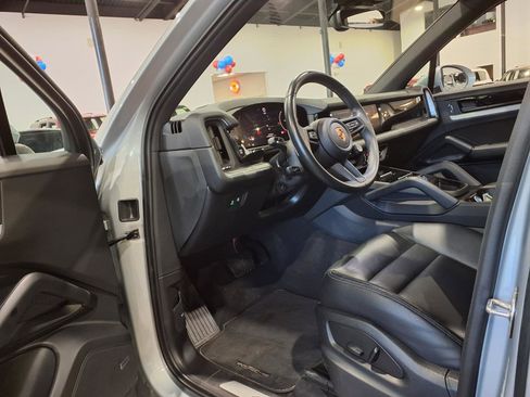 Used 2024 Porsche Cayenne AWD/4WD image 12
