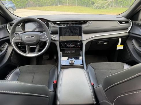 New 2025 Jeep Grand Cherokee L Altitude RWD image 19