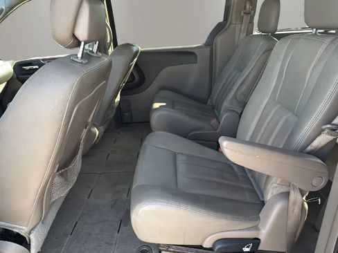 Used 2016 Chrysler Town & Country Touring FWD image 18