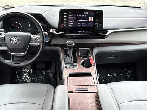 Used 2024 Toyota Sienna XLE image 25