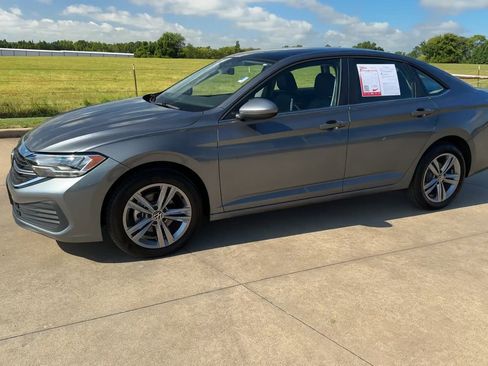 Used 2024 Volkswagen Jetta SE w/ Panoramic Sunroof Package image 4