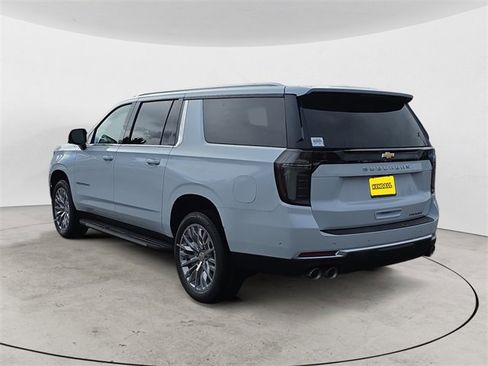New 2026 Chevrolet Suburban Premier image 3