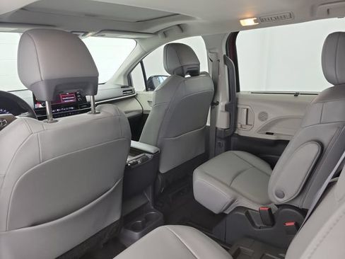 Used 2024 Toyota Sienna XLE FWD image 14