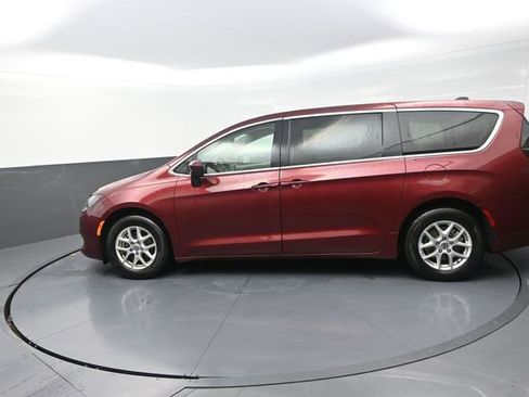 Used 2022 Chrysler Voyager LX FWD image 81