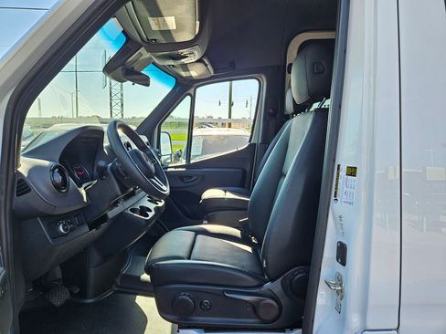 Used 2024 Mercedes-Benz Sprinter 2500 image 12