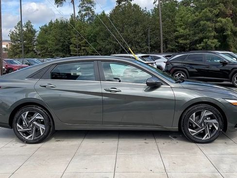 Used 2025 Hyundai Elantra SEL w/ Cargo Package image 18