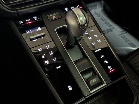 Certified 2025 Porsche Macan image 39