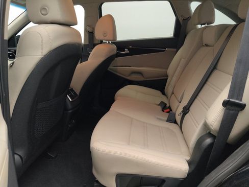 Used 2020 Kia Sorento S image 18