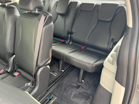 Used 2023 Kia Carnival LX FWD image 18