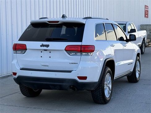 Used 2018 Jeep Grand Cherokee Laredo image 4