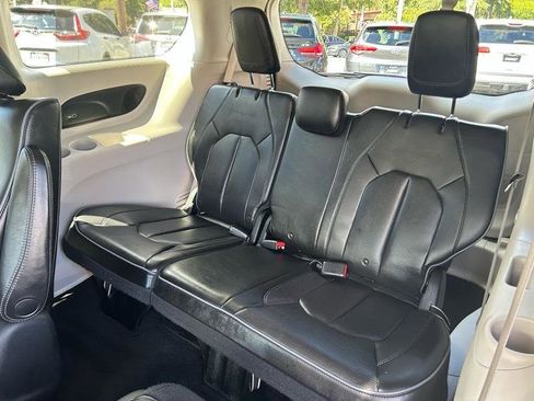 Used 2018 Chrysler Pacifica Limited w/ Advanced Safetytec Group FWD image 16
