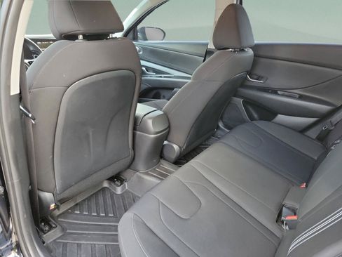 Used 2023 Hyundai Elantra SEL w/ Preferred Accessory Package FWD image 6