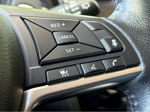Used 2018 Nissan Rogue SV AWD/4WD image 15
