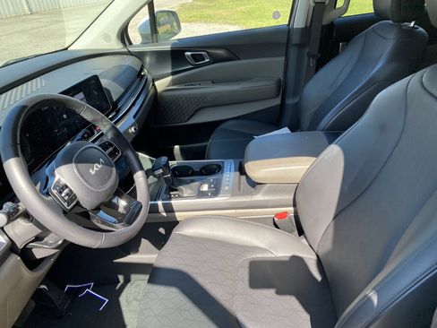 Used 2025 Kia Carnival image 11