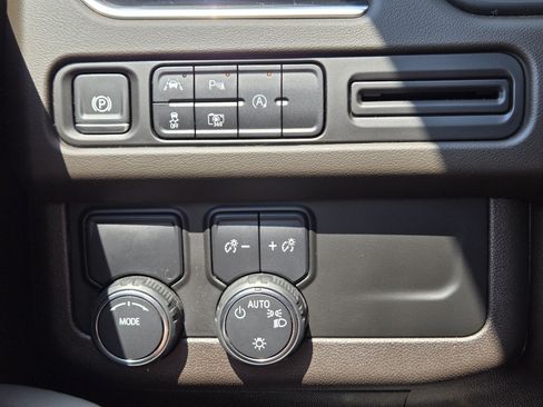 Used 2024 Chevrolet Suburban LT w/ Luxury Package RWD image 24