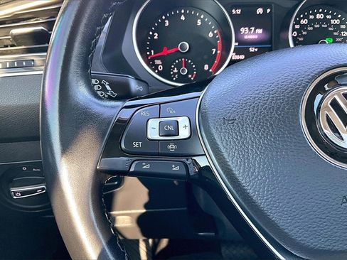 Used 2019 Volkswagen Tiguan SE w/ Panoramic Sunroof Package image 11