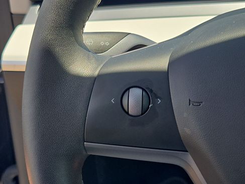 Used 2023 Tesla Model Y 2WD image 17