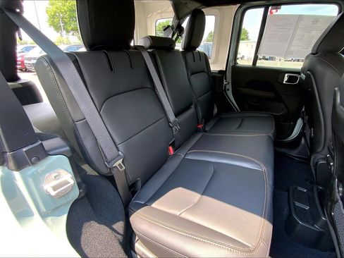 Used 2024 Jeep Wrangler Unlimited Sahara w/ Technology Group AWD/4WD image 18