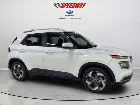 Used 2025 Hyundai Venue SEL FWD image 3
