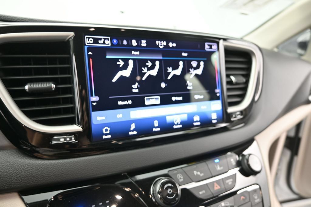 Used 2024 Chrysler Pacifica Touring-L FWD image 39