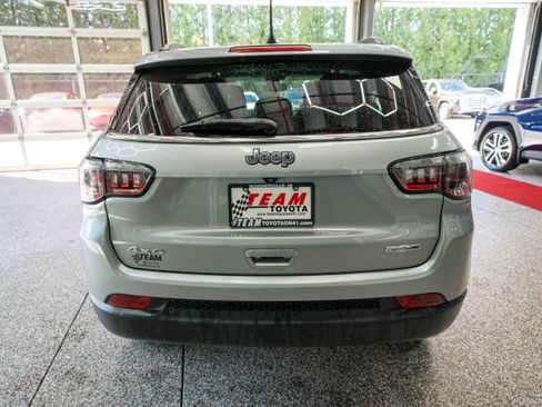 Used 2022 Jeep Compass Latitude image 3
