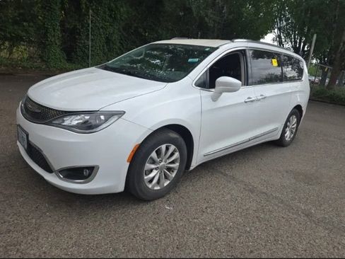Used 2019 Chrysler Pacifica Touring-L FWD image 3