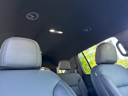 Used 2025 Chevrolet Traverse LT FWD image 27