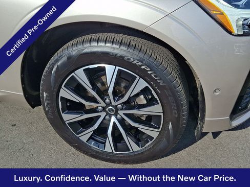 Certified 2023 Volvo XC60 B5 Plus AWD/4WD image 9