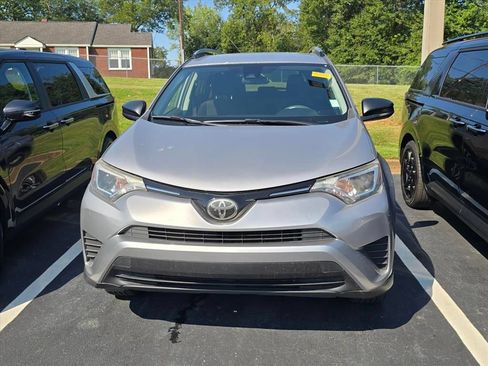 Used 2018 Toyota RAV4 LE FWD image 2