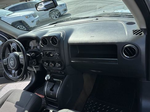 Used 2017 Jeep Patriot Latitude AWD/4WD image 46