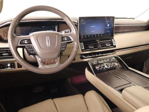 Used 2022 Lincoln Navigator Reserve AWD/4WD image 2
