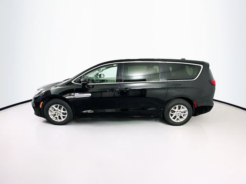 Used 2024 Chrysler Pacifica Touring-L image 4