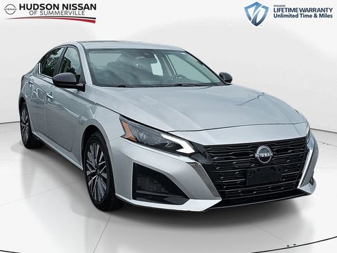 Used 2024 Nissan Altima 2.5 SV FWD image 1