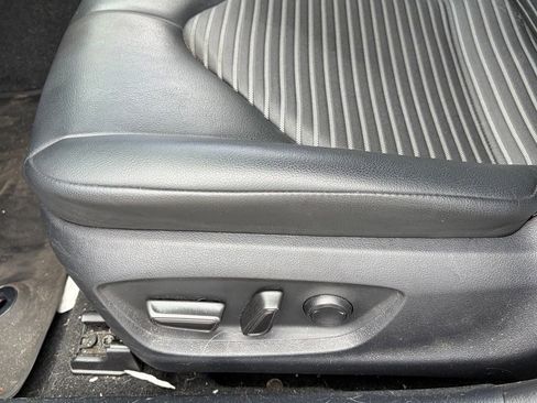 Used 2023 Toyota Camry SE FWD image 5