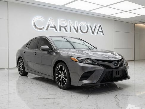 Used 2018 Toyota Camry SE w/ Moonroof Package FWD image 1