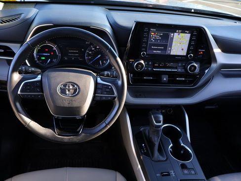 Used 2020 Toyota Highlander XLE image 19