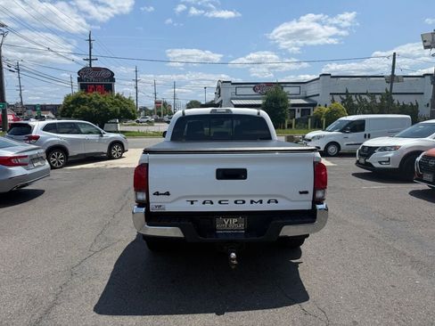 Used 2018 Toyota Tacoma SR5 AWD/4WD image 6