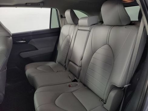 Used 2024 Toyota Highlander XLE AWD/4WD image 18