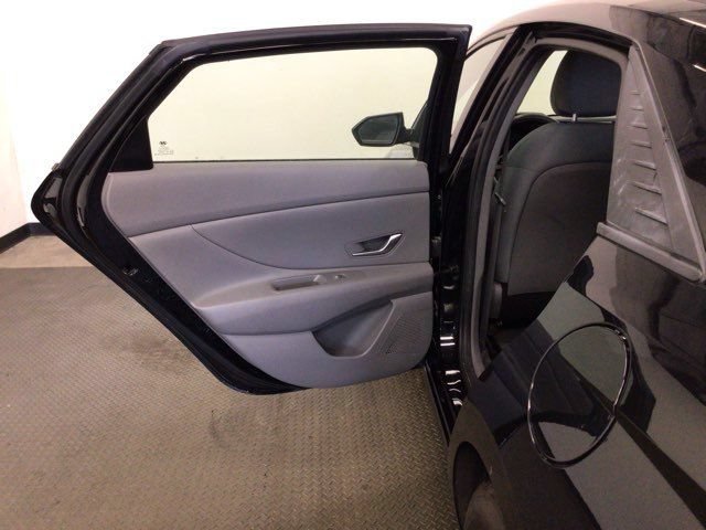 Used 2021 Hyundai Elantra SE FWD image 13