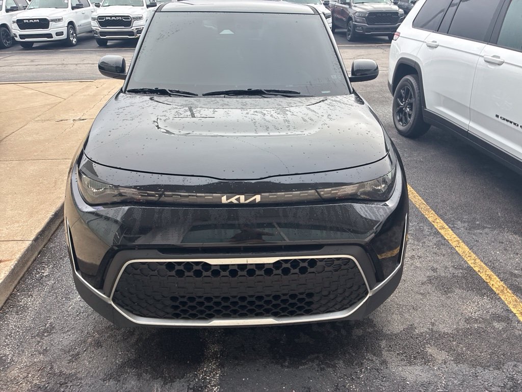 Used 2025 Kia Soul LX FWD image 2