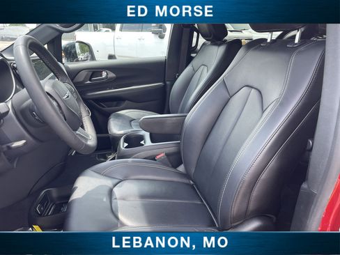 Used 2025 Chrysler Pacifica Select FWD image 18