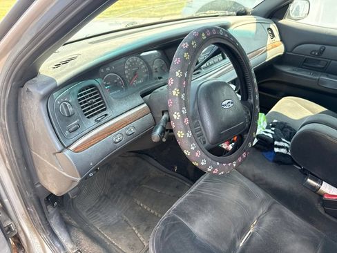Used 2004 Ford Crown Victoria LX RWD image 13