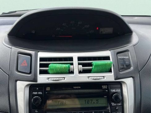 Used 2007 Toyota Yaris 2-Door Hatchback FWD image 17